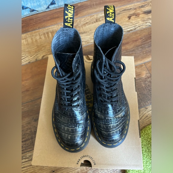 NWOT Dr Martens Platform Size 6 - Picture 2 of 5